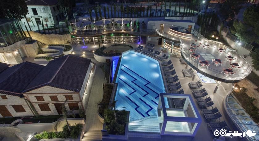 دورنمای زیبای استخر روباز هتل